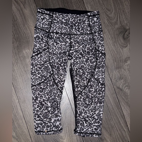 Lululemon Outrun Crop size 6
Mini Cinder Lace White Black / Black - Picture 8 of 15